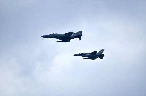 Πρόβα για την 25η Μαρτίου – Εντυπωσιακοί σχηματισμοί μαχητικών στην Αθήνα!